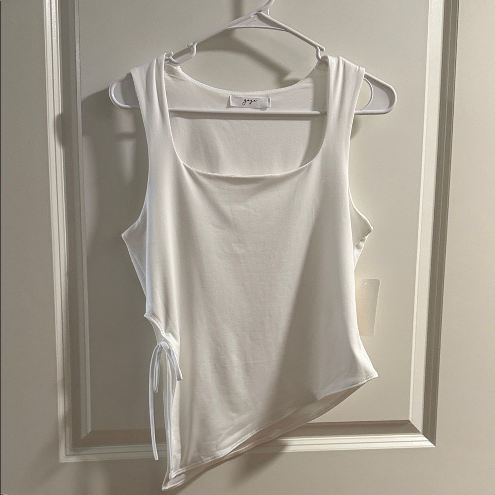 Asymmetrical white top - side tie